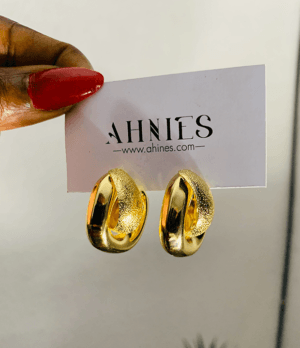 Elegant gold earrings
