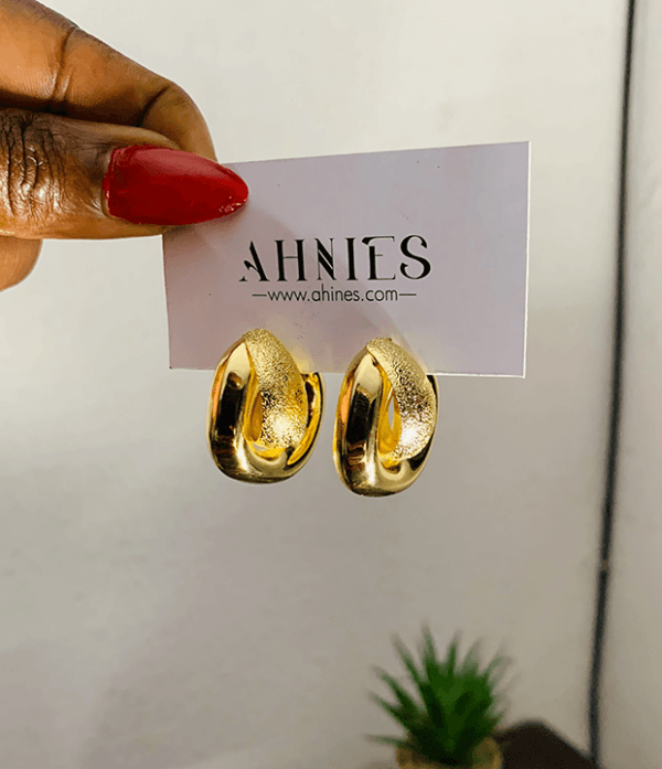 Elegant gold earrings