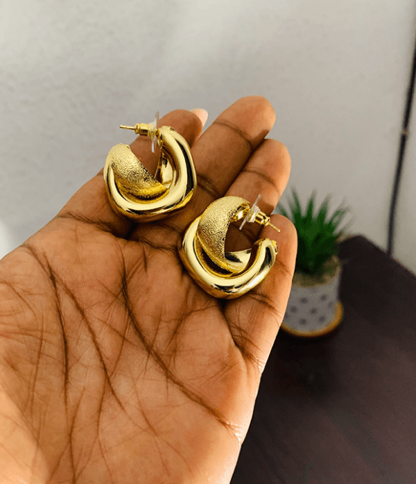 Elegant gold earrings