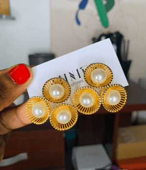 Pearl and gold earring