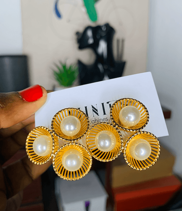 Pearl and gold earring