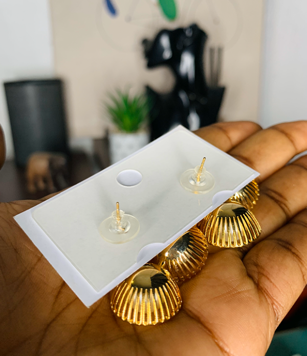 Pearl and gold earring