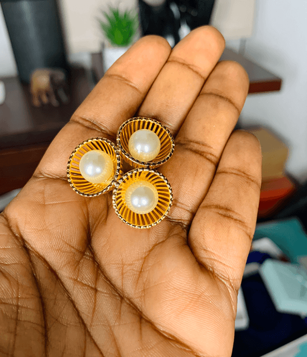 Pearl and gold earring