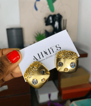 Gold earring with stones