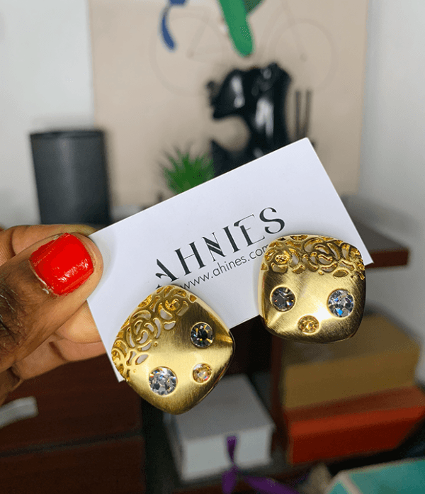 Gold earring with stones