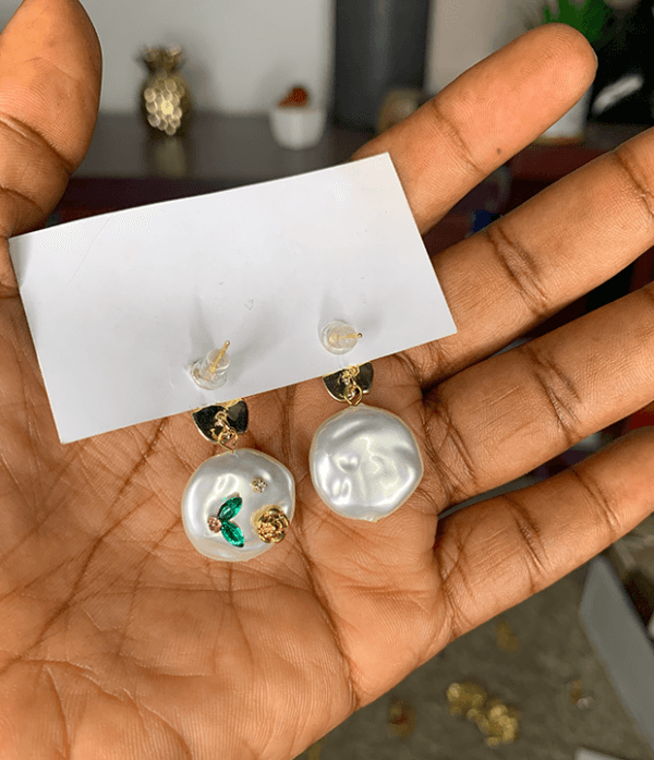 Lightweight pearl earrings