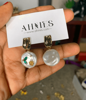 Lightweight pearl earrings