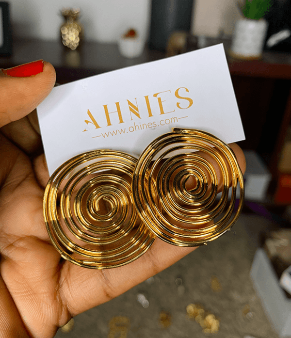 Lightweight gold earring