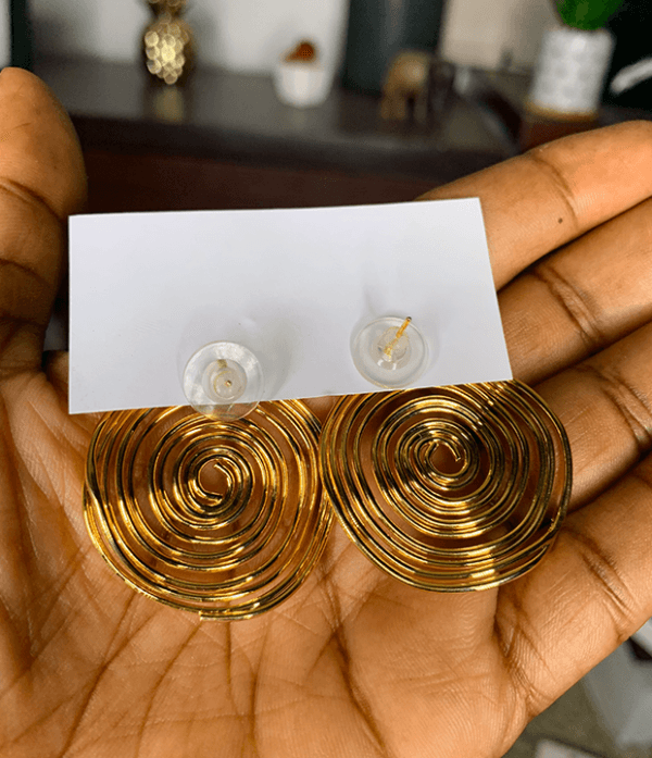 Lightweight gold earring