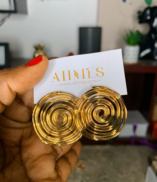 Lightweight gold earring