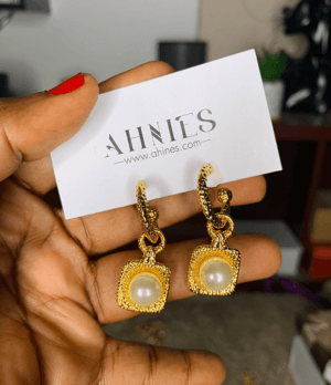 Gold earring with pearls