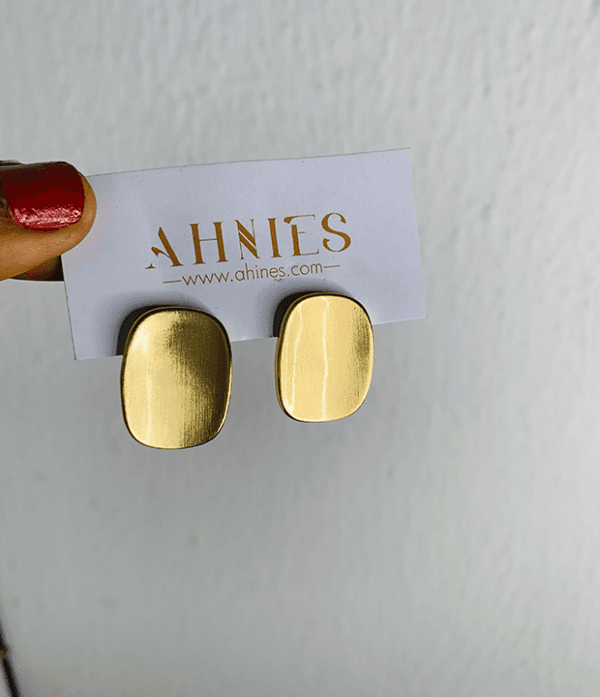 Flat top gold earring
