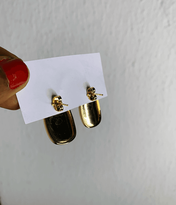 Flat top gold earring